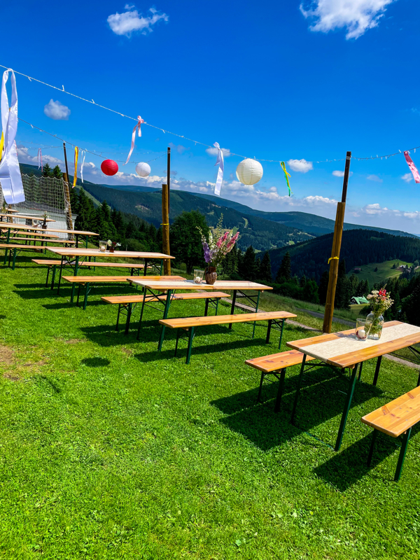 Louka pro obřad s výhledem na krkonošské hřebeny na Vebrových boudách